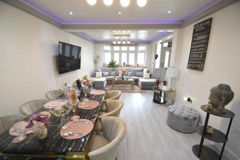 15 Nevis Close, Romford, RM1 4LS
