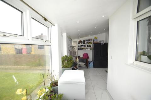 15 Nevis Close, Romford, RM1 4LS