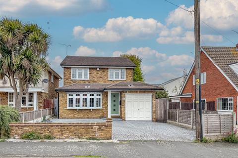Oakwood, 2a Ambleside Gardens, Hullbridge, Hockley, SS5 6ES