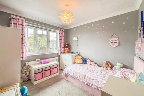 Oakwood, 2a Ambleside Gardens, Hullbridge, Hockley, SS5 6ES