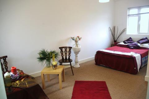 4 bedroom semi-detached house to rent, Spacious Four Bedroom  Semi-Detached  To Let  Wallcote Avenue  Brent Cross  NW2