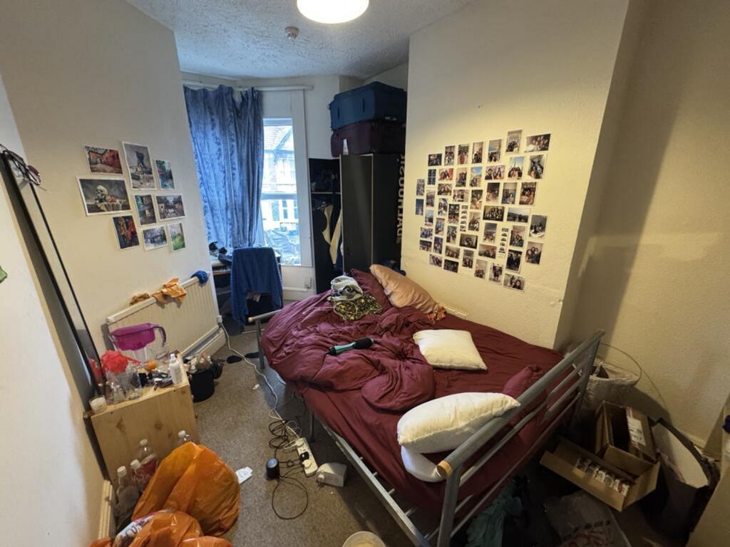 A cozy double bedroom featuring a comfortable b...
