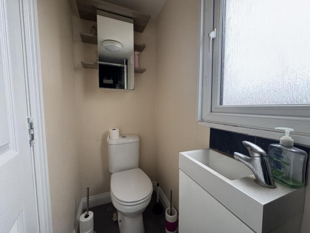 This well-maintained single toilet features mod...