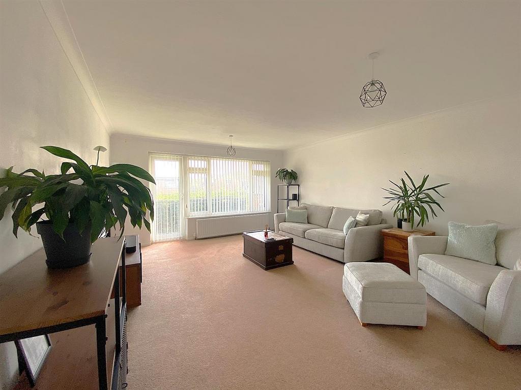 10 Brampton Ct - Lounge1.jpg