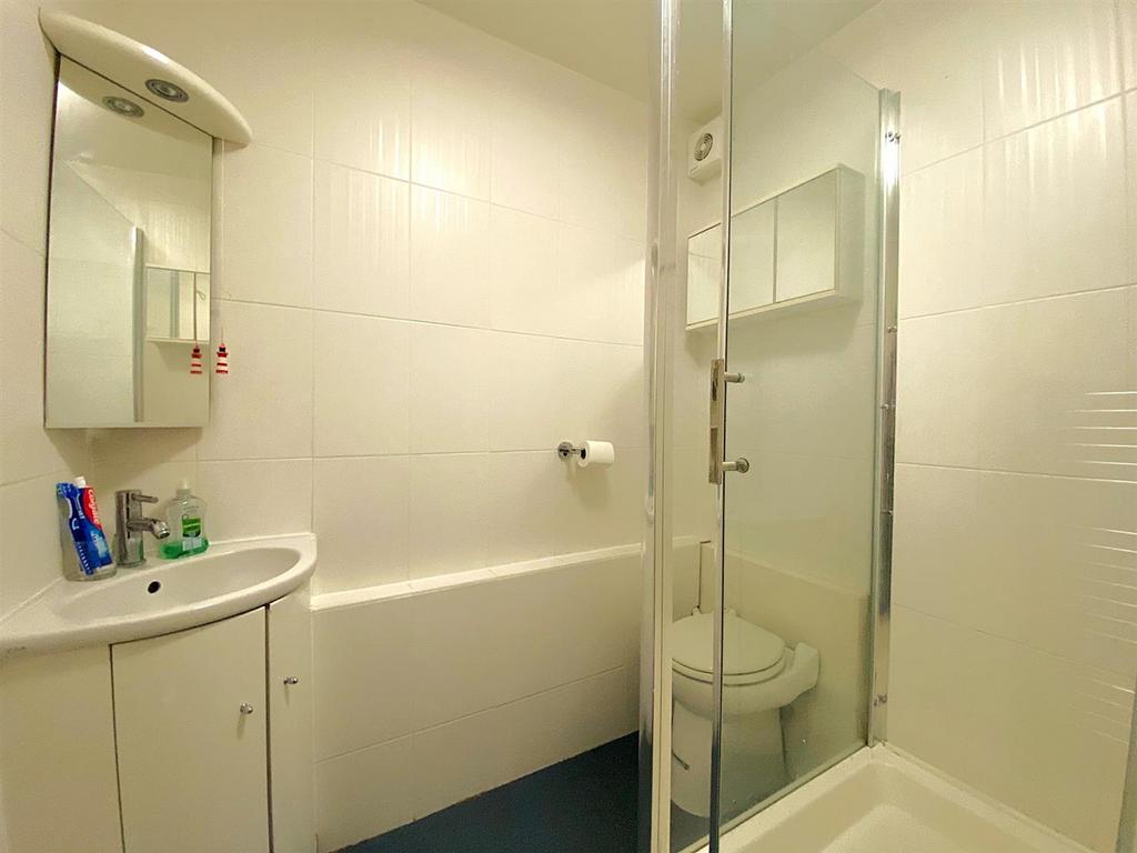 10 Brampton Ct - Shower.jpg