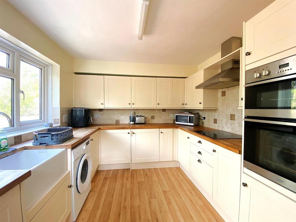 10 Brampton Ct - Kitchen3.jpg