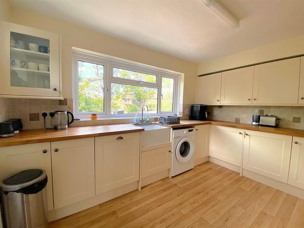 10 Brampton Ct - Kitchen1.jpg