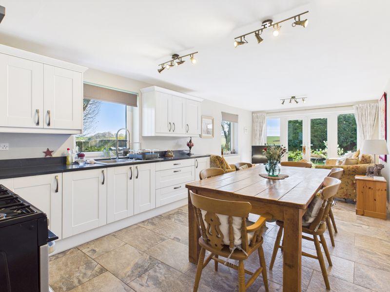 Living / Dining /