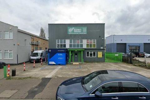 Garage to rent, Garratt Lane, London SW18