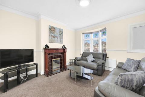 3 bedroom semi-detached house to rent, Eastern Avenue East, Romford