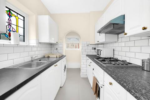 3 bedroom semi-detached house to rent, Eastern Avenue East, Romford