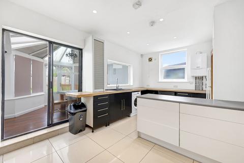 3 bedroom semi-detached house to rent, Eastern Avenue East, Romford