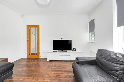 3 bedroom semi-detached house to rent, Eastern Avenue East, Romford