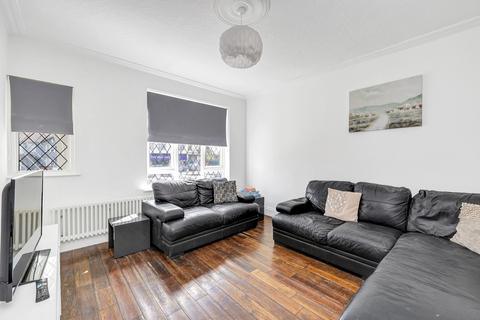 3 bedroom semi-detached house to rent, Eastern Avenue East, Romford