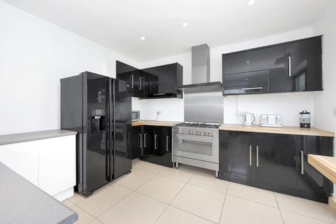 3 bedroom semi-detached house to rent, Eastern Avenue East, Romford