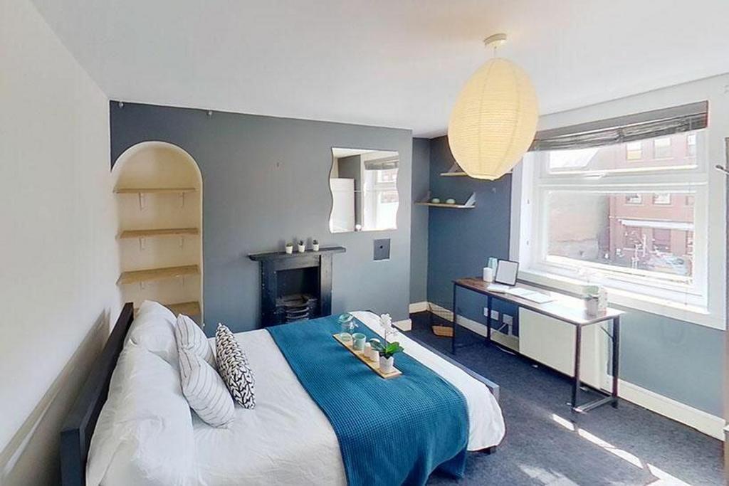 This stylish double bedroom features ample natu...