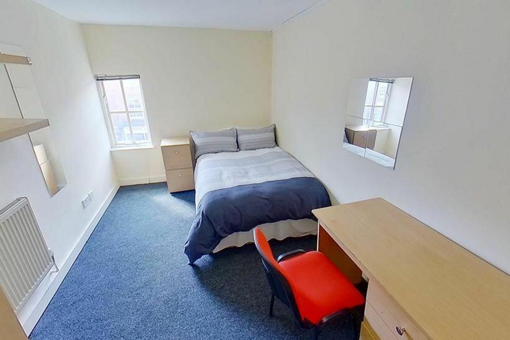 This bright and inviting double bedroom feature...