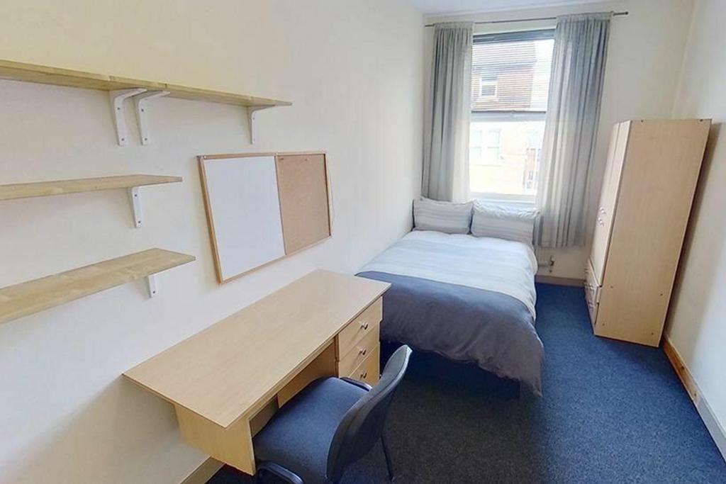 This inviting double bedroom features ample nat...
