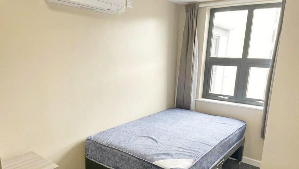 A bright and tidy single bedroom with good natu...