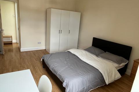 4 bedroom ground floor flat to rent, Noel Road, London W3