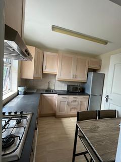 4 bedroom ground floor flat to rent, Noel Road, London W3