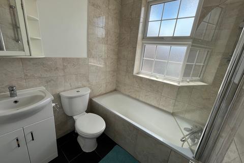 4 bedroom ground floor flat to rent, Noel Road, London W3