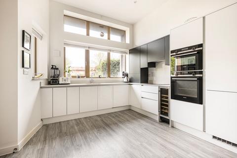 1b Ridge Road, Mitcham, CR4 2ET