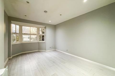 1 bedroom flat for sale, Wayletts, Leigh-On-Sea SS9