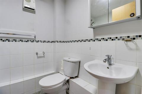 1 bedroom flat for sale, Wayletts, Leigh-On-Sea SS9