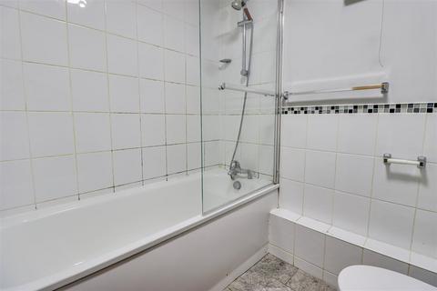 1 bedroom flat for sale, Wayletts, Leigh-On-Sea SS9