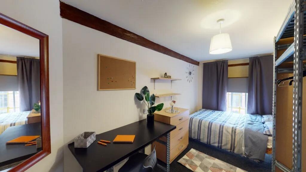 A cozy double bedroom featuring a comfortable b...