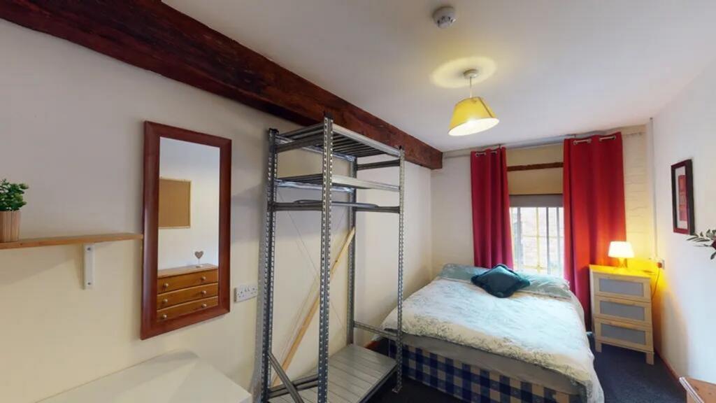 This charming double bedroom features a comfort...