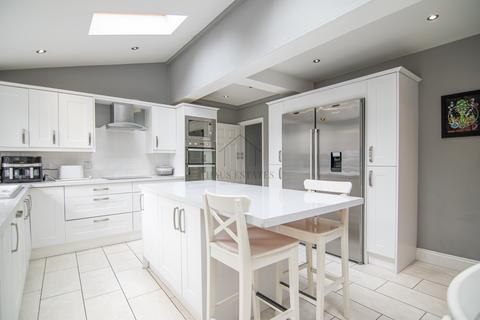 4 bedroom semi-detached house for sale, Maplin Road, Leicester, Leicestershire, LE5 1SA