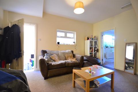 4 bedroom end of terrace house to rent, Gristhorpe Road, Selly Oak, Birmingham B29