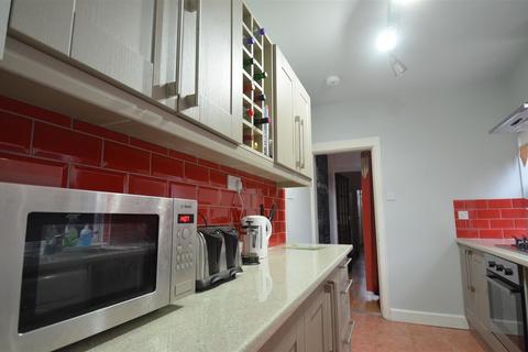 4 bedroom terraced house to rent, Warwards Lane, Selly Oak, Birmingham B29