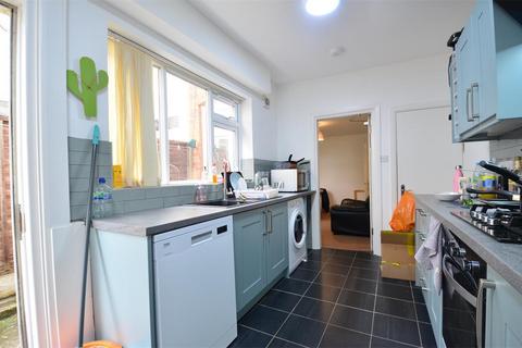 4 bedroom terraced house to rent, Warwards Lane, Selly Oak, Birmingham B29