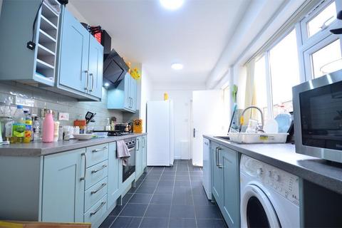 4 bedroom terraced house to rent, Warwards Lane, Selly Oak, Birmingham B29