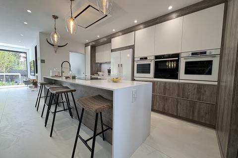 4 bedroom semi-detached house for sale, Hood Avenue, London N14