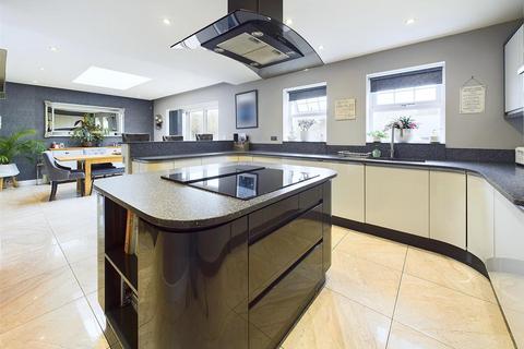 4 bedroom semi-detached house for sale, Elmgrove Road West, Hardwicke, Gloucester