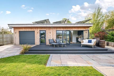 5 bedroom detached bungalow for sale, Lincoln Road, Horncastle, Lincs, LN9 5AW