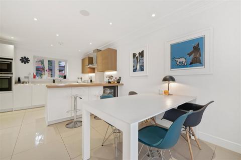 1 Martingales Close, Ascot, SL5 9FQ