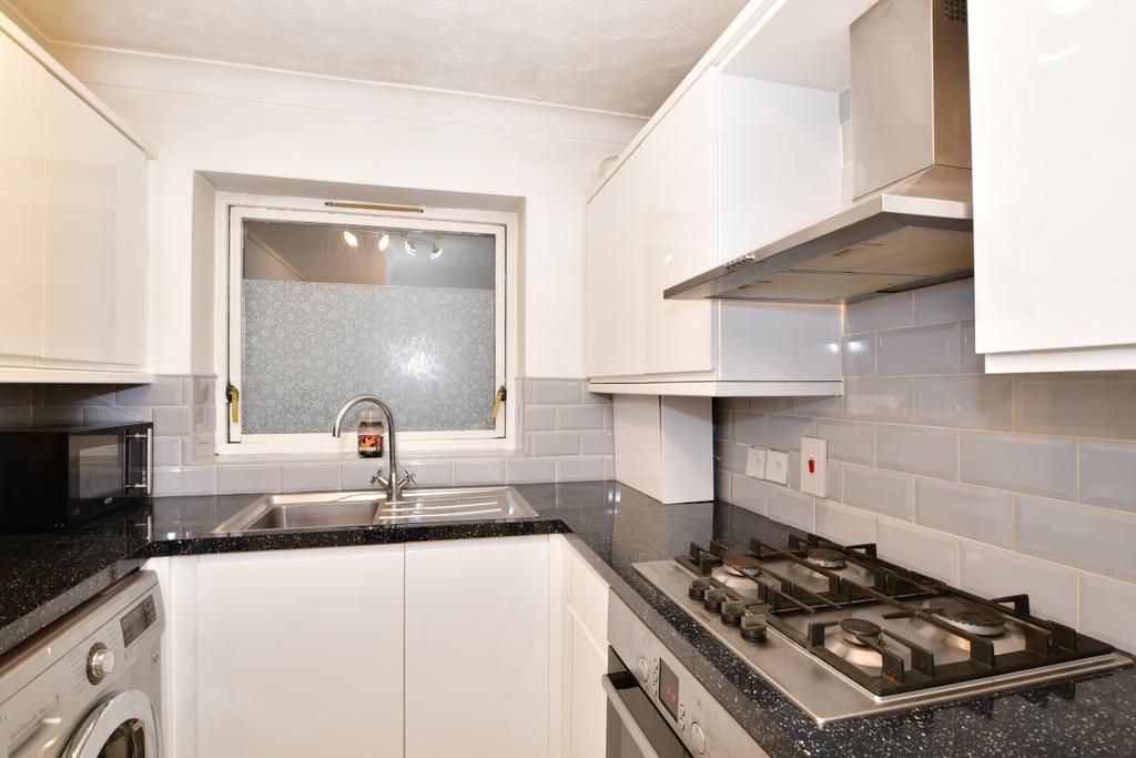 Romany court kitc...