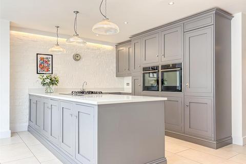 4 bedroom detached house for sale, Grove Road, Rayleigh SS6