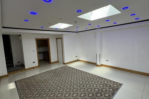 4 bedroom link detached house to rent, Causeway Green Road, Oldbury B68