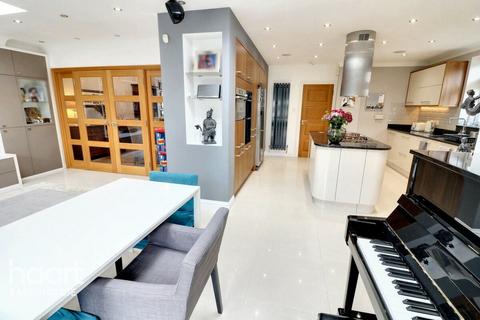 5 bedroom end of terrace house for sale, Hastings Avenue, Barkingside