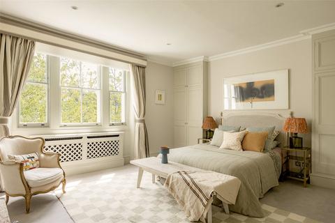 8 Vicarage Gardens, London, W8 4AH