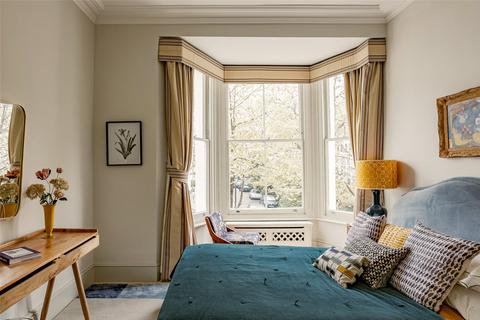 8 Vicarage Gardens, London, W8 4AH
