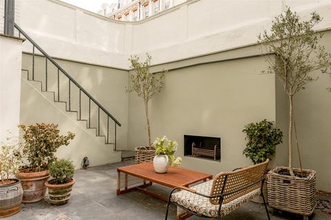 8 Vicarage Gardens, London, W8 4AH