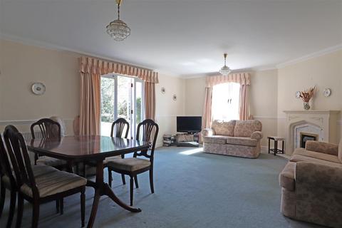2 bedroom flat for sale, Coopers Hill Road, Nutfield, Redhill