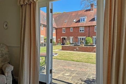 2 bedroom flat for sale, Coopers Hill Road, Nutfield, Redhill